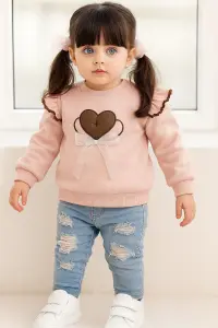 سويت شيرت بناتي وردي فاتح برسمة قلب وشريط زخرفي مع دنيم ممزق، تصميم أنثوي ناعم وأنيق للأطفال 1 WhatsApp Image 2025 10 06 at 3.14.44 PM