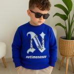 سويت شيرت أولادي أزرق غامق بحرف N وزخرفة سلك شائك