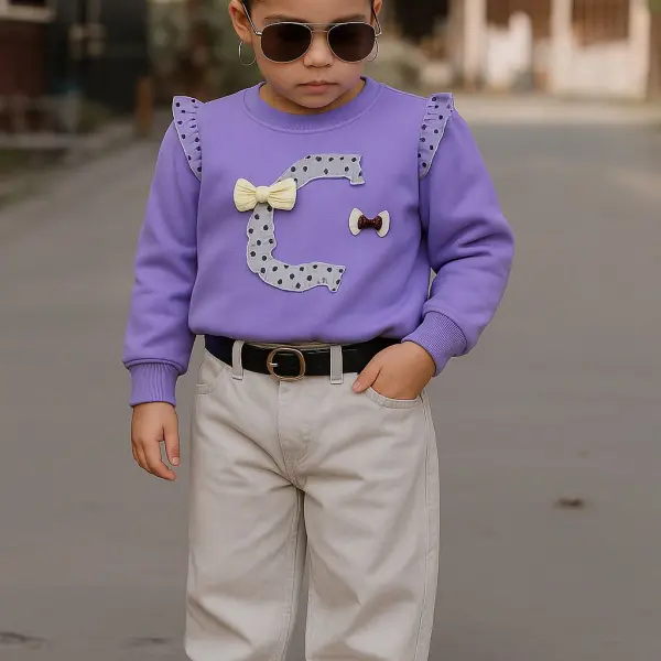 سويت شيرت بناتي بنفسجي بحرف C مزخرف وفراشات