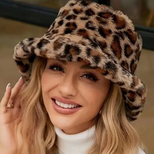 قبعة فرو نسائية بنقشة نمر، قبعة باكيت أنيقة ودافئة للشتاء، مناسبة لجميع المناسبات الشتوية والإطلالات الكاجوال أو الأنيقة 1 WhatsApp Image 2025 10 18 at 2.43.15 PM