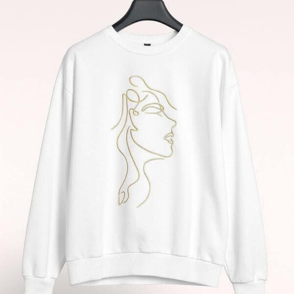 سويت شيرت نسائي أبيض مطبوع وجه فني ذهبي، تصميم أنثوي بخامة قطنية ناعمة