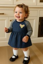 فستان أطفال بناتي شتوي أزرق كحلي بتطريز وجه كرتوني، خامة قطنية مريحة مع جوارب طويلة بيضاء وحذاء أسود كلاسيكي