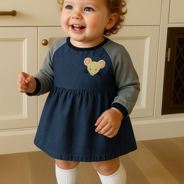 فستان أطفال بناتي شتوي أزرق كحلي بتطريز وجه كرتوني، خامة قطنية مريحة مع جوارب طويلة بيضاء وحذاء أسود كلاسيكي