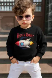 سويت شيرت أولادي أسود مطبوع ROGER RABBIT بصاروخ فضائي، خامة قطنية مريحة وتصميم عصري للخريف والشتاء 1 WhatsApp Image 2025 10 18 at 7.12.21 PM