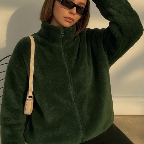 جاكيت نسائي فرو شتوي لون زيتي داكن بسحاب أمامي