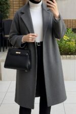 معطف نسائي صوف رمادي طويل بتصميم كلاسيكي وياقة عريضة
