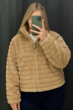 جاكيت نسائي فرو شتوي مبطن بخطوط عرضية، لون بيج كراميل