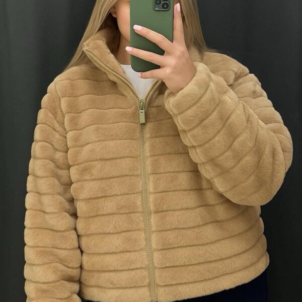 جاكيت نسائي فرو شتوي مبطن بخطوط عرضية، لون بيج كراميل