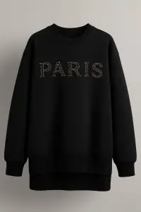سويت شيرت نسائي أسود أوفر سايز بحروف لامعة PARIS، خامة قطنية سميكة لإطلالة شتوية أنيقة، مناسب لجميع المواسم الباردة والخريفية 1 WhatsApp Image 2025 10 19 at 1.37.43 PM