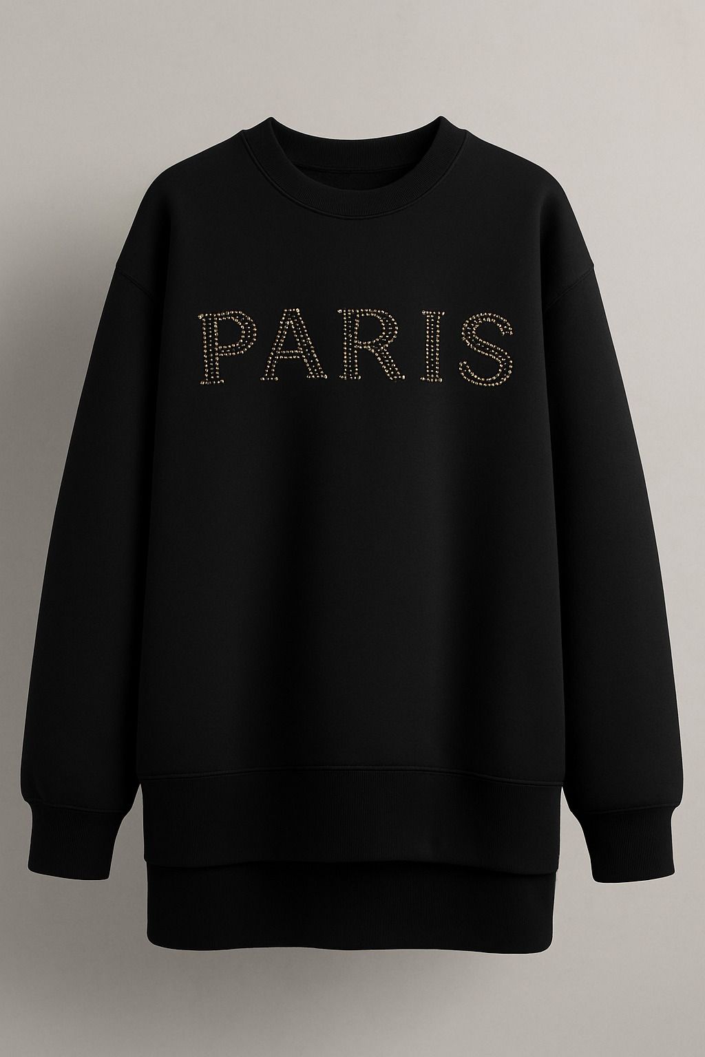 سويت شيرت نسائي أسود أوفر سايز بحروف لامعة PARIS، خامة قطنية سميكة لإطلالة شتوية أنيقة، مناسب لجميع المواسم الباردة والخريفية سويت شيرت نسائي أسود أوفر سايز بحروف لامعة PARIS، خامة قطنية سميكة لإطلالة شتوية أنيقة