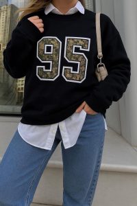 سويت شيرت نسائي أسود أوفر سايز مطبوع 95، تصميم شبابي بخامة قطنية ناعمة ومريحة 1 WhatsApp Image 2025 10 19 at 1.39.28 PM