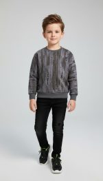 سويتشيرت أولادي رمادي مطبوع، تصميم عصري وأنيق