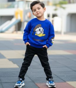 سويتشيرت أطفال دونالد داك، تصميم عصري مريح وأنيق للإطلالات اليومية، لون أزرق وأحمر عصري يسهل تنسيقه مع مختلف الإطلالات 1 WhatsApp Image 2025 10 21 at 11.02.34 PM
