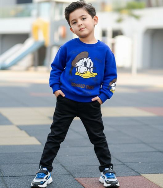 سويتشيرت أطفال دونالد داك، تصميم عصري مريح وأنيق للإطلالات اليومية، لون أزرق وأحمر عصري يسهل تنسيقه مع مختلف الإطلالات سويتشيرت أطفال دونالد داك، تصميم عصري مريح وأنيق للإطلالات اليومية، لون أزرق وأحمر عصري