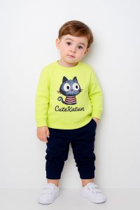 سويت شيرت أطفال أصفر فسفوري بطبعة قطة كرتونية وكلمة Cute Katun، تصميم مريح وعصري للأطفال 1 WhatsApp Image 2025 10 22 at 1.15.42 PM