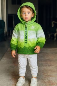 جاكيت شتوي بتدرجات الأخضر والأبيض مع قبعة وطباعة MOUN TAHI، تصميم دافئ وعصري للأجواء الباردة 1 WhatsApp Image 2025 10 22 at 1.27.39 PM