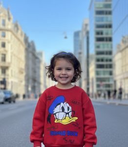 سويتشيرت أطفال دونالد داك، تصميم عصري مريح وأنيق للإطلالات اليومية، لون أزرق وأحمر عصري يسهل تنسيقه مع مختلف الإطلالات 2 WhatsApp Image 2025 10 22 at 10.08.37 AM