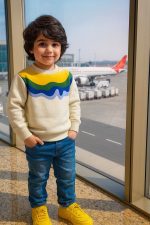 سويت شيرت أولادي أوف وايت عصري بخطوط ملونة جذابة