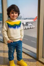سويت شيرت أولادي أوف وايت عصري بخطوط ملونة جذابة
