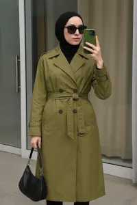 معطف نسائي ترنش طويل زيتي بحزام خصر، تصميم أنيق ودافئ مثالي للمناسبات الرسمية والأيام الباردة 1 WhatsApp Image 2025 10 22 at 3.26.00 PM