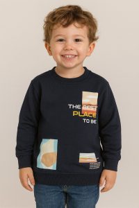 سويت شيرت أولادي كحلي بعبارة THE BEST PLACE TO BE، تصميم عصري مريح وأنيق للأطفال 1 WhatsApp Image 2025 10 23 at 1.15.03 PM