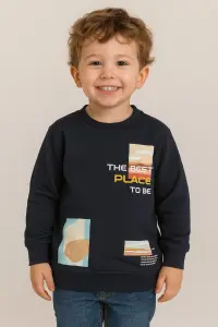 سويت شيرت أولادي كحلي بعبارة THE BEST PLACE TO BE، تصميم عصري مريح وأنيق للأطفال 1 WhatsApp Image 2025 10 23 at 1.15.03 PM