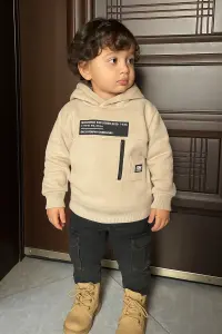 هودي أطفال شتوي بيج بسحاب جانبي وطباعة أنيقة، تصميم عصري مريح ودافئ للأطفال 1 WhatsApp Image 2025 10 23 at 1.23.39 PM