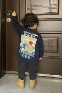 سويت شيرت أطفال كحلي مطبوع من الخلف بتصميم فني وعبارة تحفيزية، خامة قطنية مريحة وأنيقة 2 WhatsApp Image 2025 10 23 at 1.23.40 PM