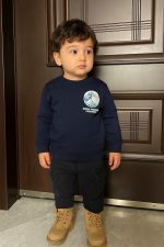 سويت شيرت أطفال كحلي مطبوع من الخلف بتصميم فني