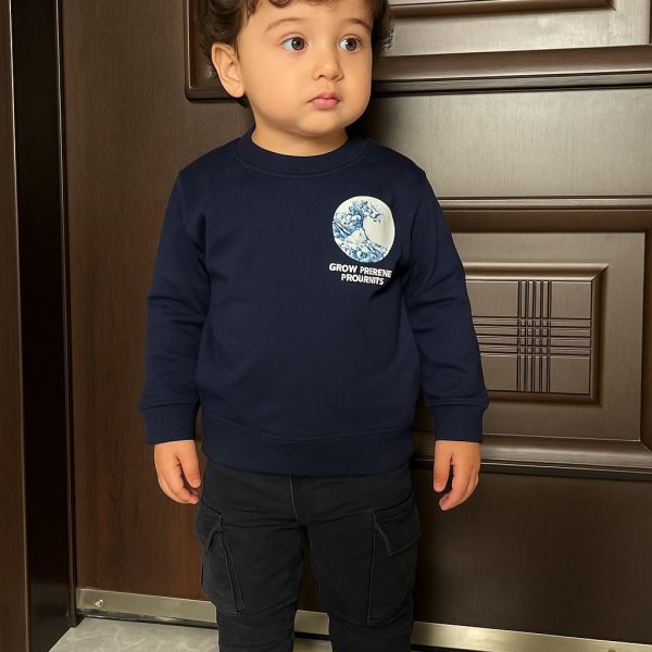 سويت شيرت أطفال كحلي مطبوع من الخلف بتصميم فني