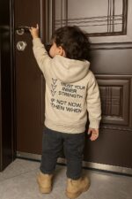 هودي أطفال شتوي، هودي أطفال، هودي شتوي، هودي بيج، ملابس أطفال أولاد، ملابس شتوية للأطفال، سويت شيرت بسحاب، ملابس كاجوال، أزياء أطفال شتاء، هودي عملي للأطفال