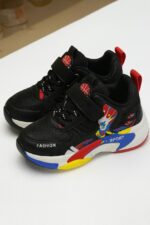 حذاء رياضي أطفال أسود مطبوع بشخصية كرتونية، تصميم مريح