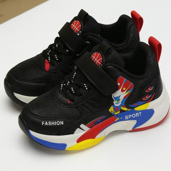 حذاء رياضي أطفال أسود مطبوع بشخصية كرتونية، تصميم مريح