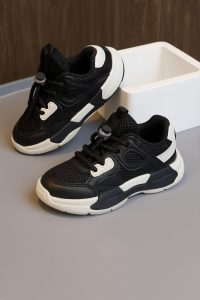 حذاء رياضي أطفال أسود من الجلد الصناعي والمشبك الشبكي، تصميم عصري مريح بإغلاق مرن بالسلك 1 WhatsApp Image 2025 10 23 at 3.01.07 PM 1