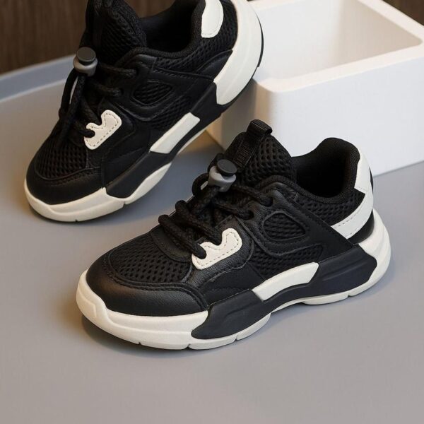 حذاء رياضي أطفال أسود من الجلد الصناعي والمشبك الشبكي، تصميم عصري