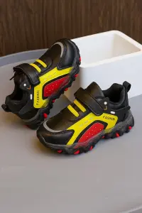 حذاء رياضي أطفال أسود بتفاصيل حمراء وصفراء، تصميم عصري مريح بإغلاق لاصق ونعل مانع للانزلاق 1 WhatsApp Image 2025 10 23 at 3.01.07 PM 2