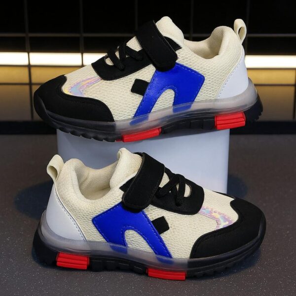 حذاء رياضي أطفال بيج بخطوط زرقاء وسوداء، تصميم عصري مريح