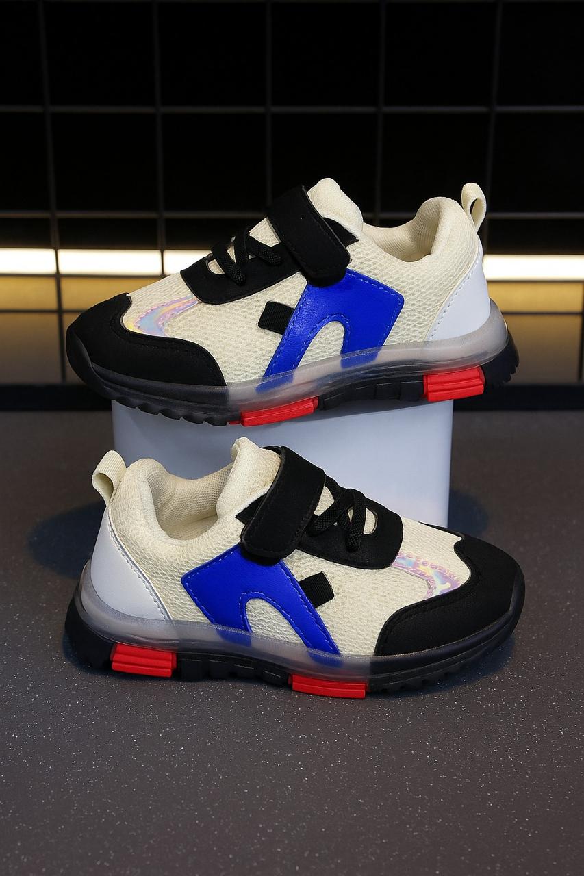 حذاء رياضي أطفال بيج بخطوط زرقاء وسوداء، تصميم عصري مريح بنعل شفاف وإغلاق لاصق حذاء رياضي أطفال بيج بخطوط زرقاء وسوداء، تصميم عصري مريح