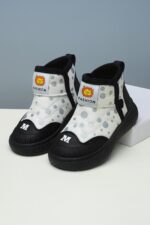 حذاء رياضي أطفال أبيض بتصميم فريد وشعار الأسد