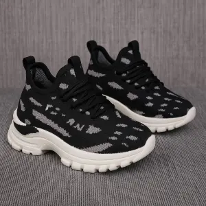 سنيكرز أطفال أسود محبوك بنعل أبيض، حذاء كاجوال مريح وخفيف للأطفال يناسب جميع الفصول والمناسبات اليومية 1 WhatsApp Image 2025 10 23 at 3.29.11 PM 3