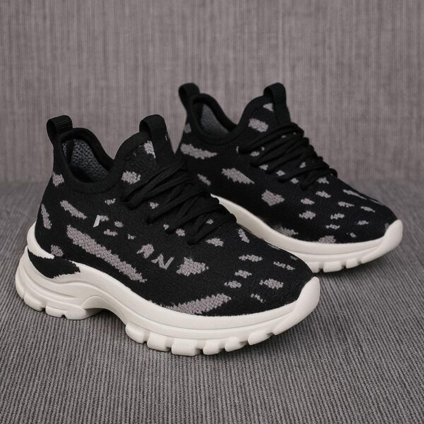 سنيكرز أطفال أسود محبوك بنعل أبيض، حذاء كاجوال مريح وخفيف للأطفال يناسب جميع الفصول والمناسبات