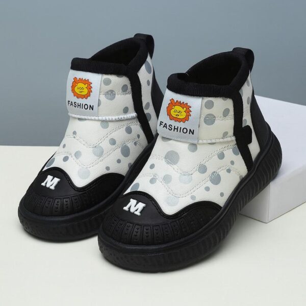 حذاء رياضي أطفال أبيض بتصميم فريد وشعار الأسد