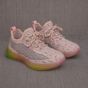 سنيكرز بناتي محبوك بينك متدرج، حذاء رياضي خفيف ومريح بتصميم عصري 1 WhatsApp Image 2025 10 23 at 5.32.37 PM