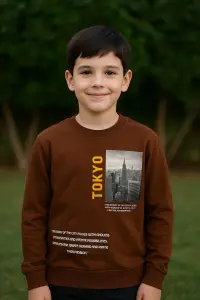 سويتشيرت أطفال بني TOKYO بطباعة مدينة، تصميم حضري أنيق ومريح، خامة مريحة ودافئة تناسب ارتداءه طوال اليوم 1 WhatsApp Image 2025 10 25 at 1.33.11 PM