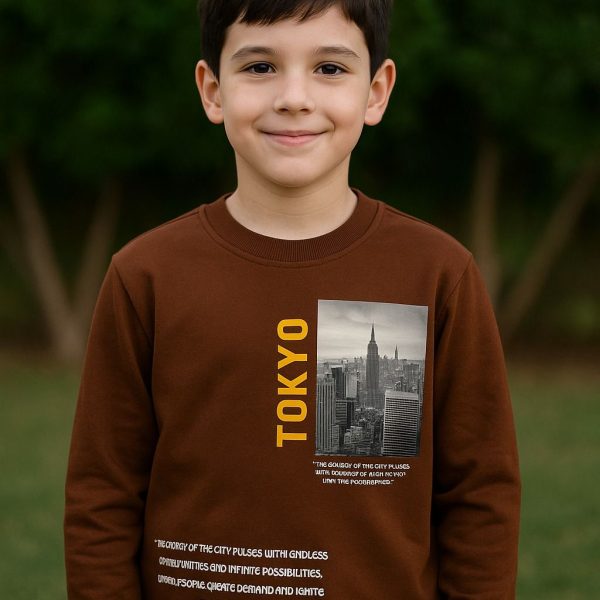 سويتشيرت أطفال بني TOKYO بطباعة مدينة، تصميم حضري أنيق ومريح، خامة مريحة