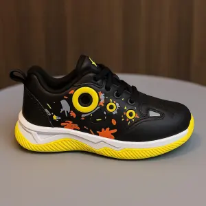 سنيكرز أطفال أسود بطبعة سبلاش وأطراف صفراء، حذاء رياضي عصري ومريح 1 WhatsApp Image 2025 10 25 at 12.32.55 PM 1