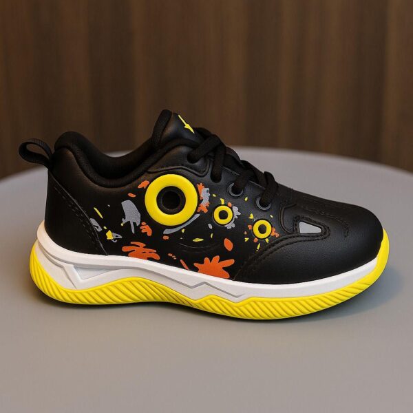 سنيكرز أطفال أسود بطبعة سبلاش وأطراف صفراء