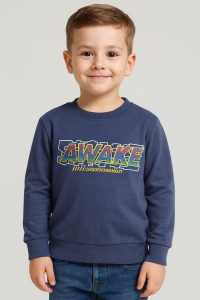 سويتشيرت أطفال أزرق كحلي بطبعة AWAKE، تصميم مريح شبابي عصري، مناسب للاستخدام اليومي والمناسبات غير الرسمية 1 WhatsApp Image 2025 10 25 at 2.34.13 PM 1