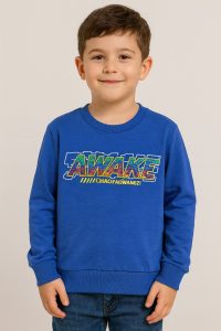 سويتشيرت أطفال أزرق كحلي بطبعة AWAKE، تصميم مريح شبابي عصري، مناسب للاستخدام اليومي والمناسبات غير الرسمية 2 WhatsApp Image 2025 10 25 at 2.34.13 PM