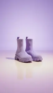 بوت نسائي بنفسجي فاتح من القماش المرن، تصميم عصري برقبة عالية ونعل سميك، مثالي للمشي والإطلالات اليومية أو الكاجوال 1 WhatsApp Image 2025 10 29 at 1.40.14 PM 2 1